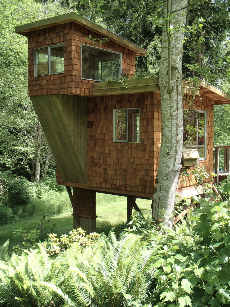 Inspiration för ett litet rustikt trähus, med två våningar
