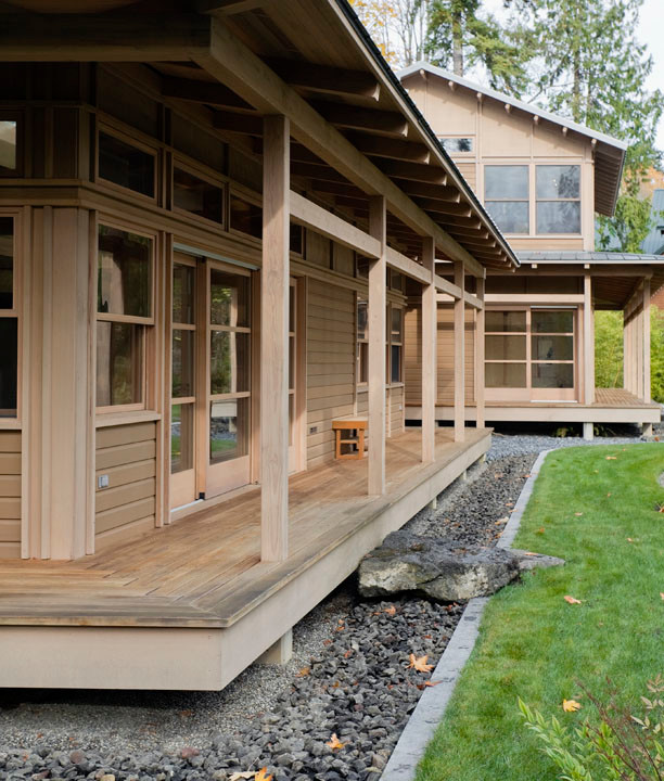 Стильный дизайн: двухэтажный, деревянный, коричневый частный загородный дом среднего размера в восточном стиле с двускатной крышей и металлической крышей - последний тренд