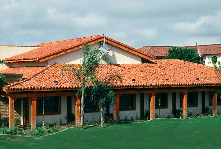 Пример оригинального дизайна: большой, двухэтажный, белый частный загородный дом в средиземноморском стиле с облицовкой из цементной штукатурки, вальмовой крышей и крышей из гибкой черепицы
