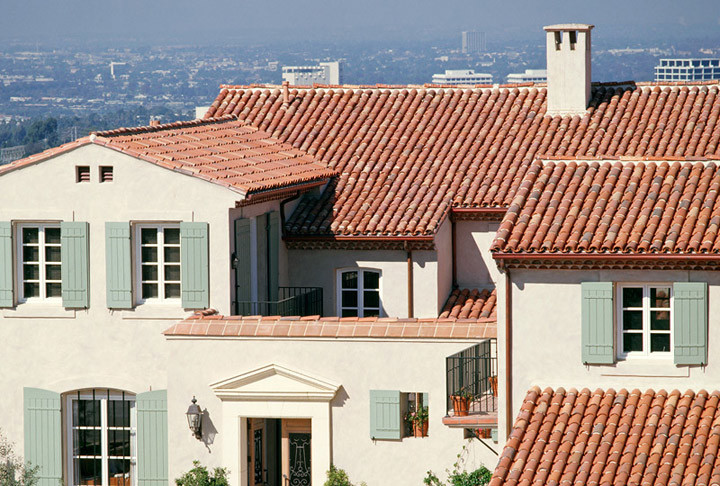 Ejemplo de fachada de casa beige mediterránea grande de dos plantas con revestimiento de estuco, tejado a dos aguas y tejado de teja de barro