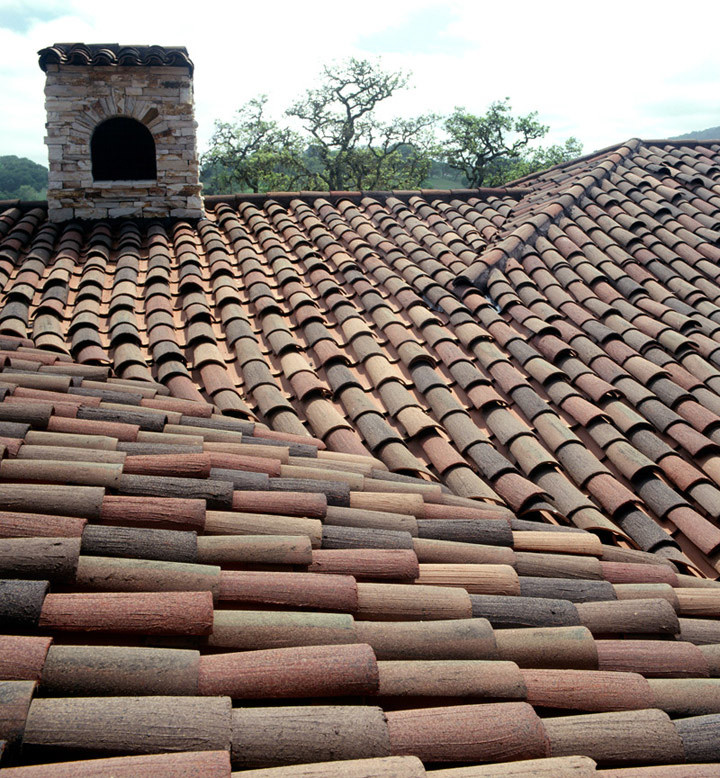 Источник вдохновения для домашнего уюта: частный загородный дом в средиземноморском стиле с вальмовой крышей и черепичной крышей