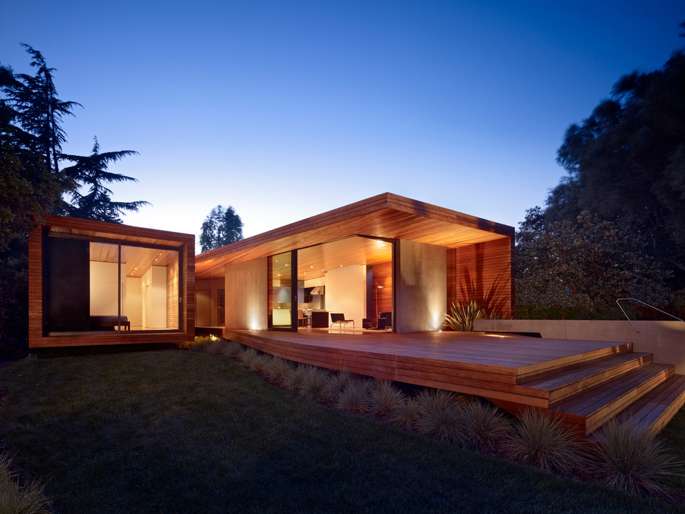 Idéer för ett stort modernt brunt trähus, med allt i ett plan och platt tak
