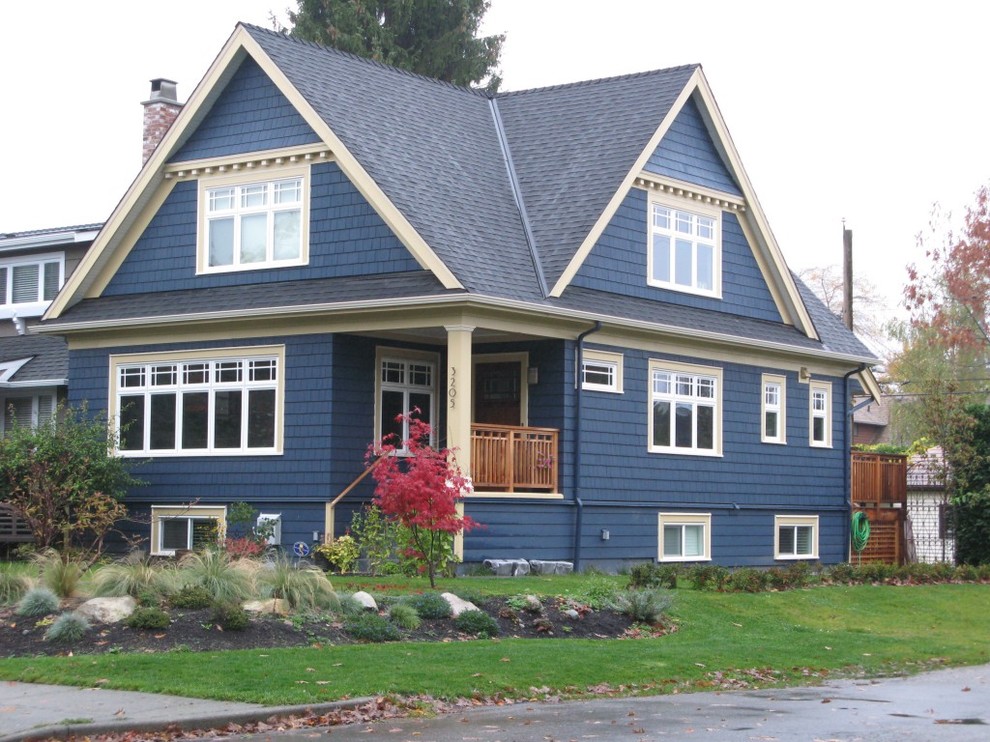 Exemple d'une grande façade de maison bleue chic en bois et bardeaux à un étage avec un toit à deux pans, un toit en shingle et un toit gris.