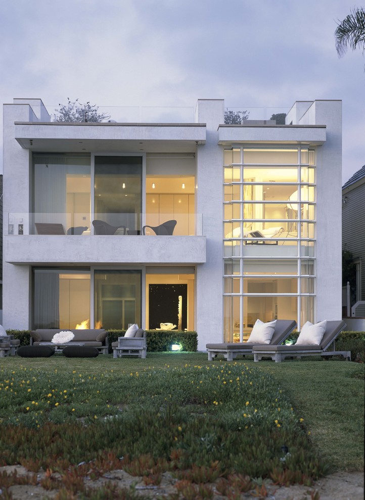Immagine della facciata di una casa bianca contemporanea a due piani