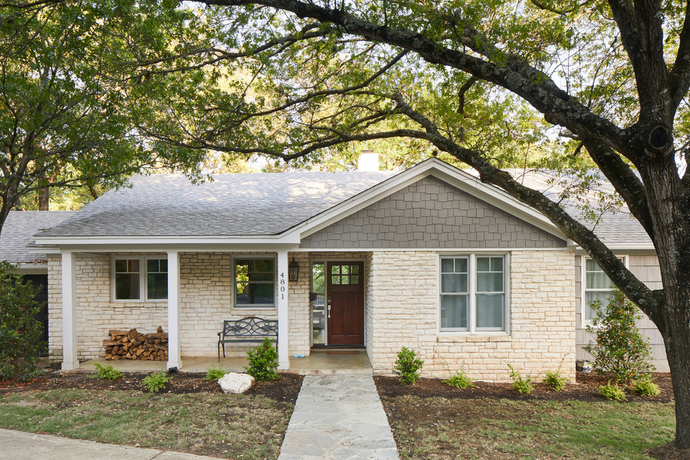 Mittelgroßes, Zweistöckiges Modernes Einfamilienhaus mit Mix-Fassade, grauer Fassadenfarbe, Satteldach und Schindeldach in Austin