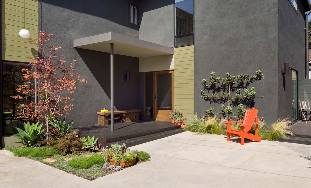 ロサンゼルスにあるお手頃価格の小さなコンテンポラリースタイルのおしゃれな家の外観 (漆喰サイディング) の写真