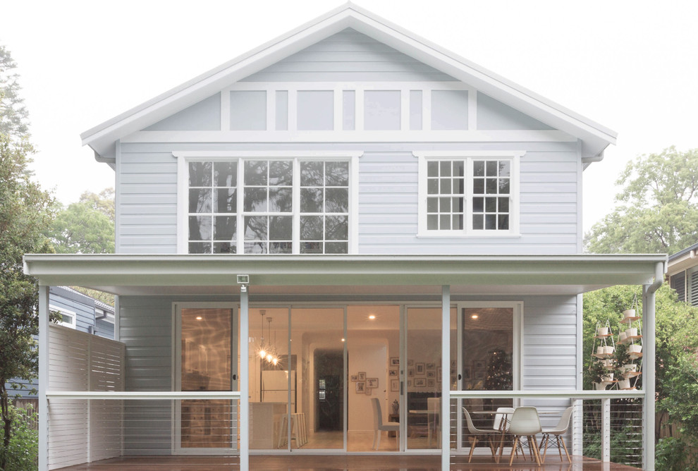 Источник вдохновения для домашнего уюта: двухэтажный, деревянный, синий частный загородный дом среднего размера в морском стиле с двускатной крышей и металлической крышей
