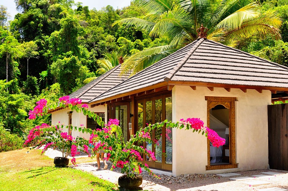 Bild på ett tropiskt hus, med allt i ett plan