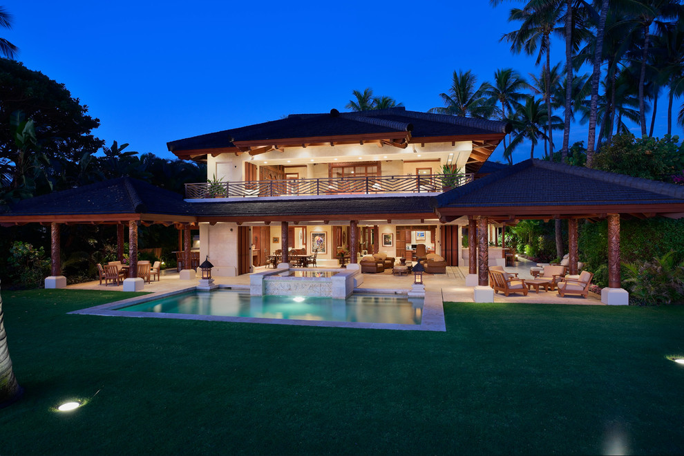 ハワイにあるトロピカルスタイルのおしゃれな家の外観 (混合材サイディング) の写真