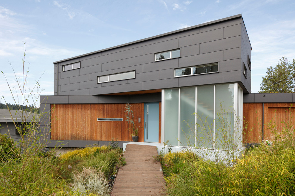 Inspiration för mellanstora moderna grå hus, med två våningar, platt tak och blandad fasad