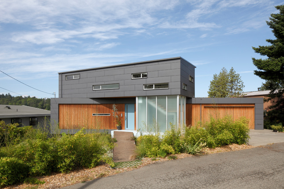 Aménagement d'une façade de maison grise moderne de taille moyenne et à un étage avec un revêtement mixte et un toit plat.