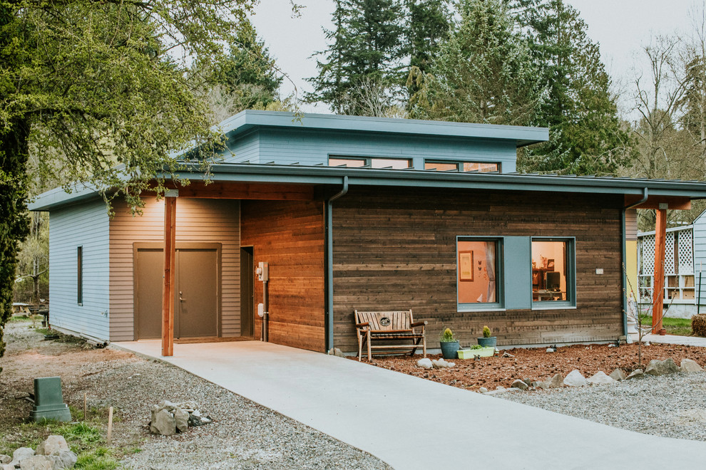 Einstöckiges, Mittelgroßes Modernes Einfamilienhaus mit Mix-Fassade, bunter Fassadenfarbe, Pultdach und Blechdach in Seattle