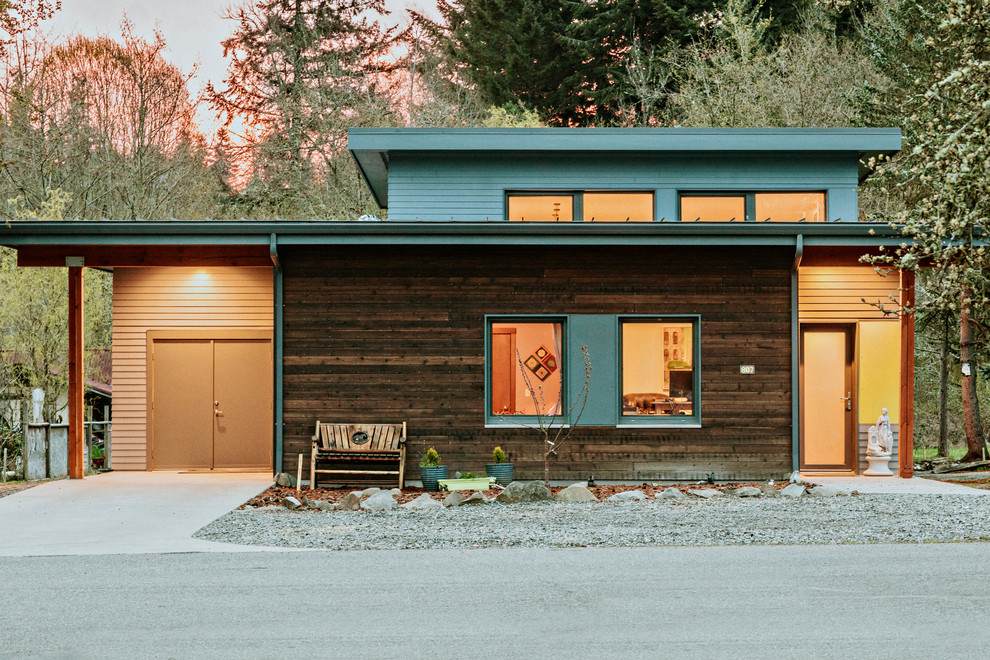 Kleines, Einstöckiges Modernes Einfamilienhaus mit Mix-Fassade, bunter Fassadenfarbe, Pultdach und Blechdach in Seattle