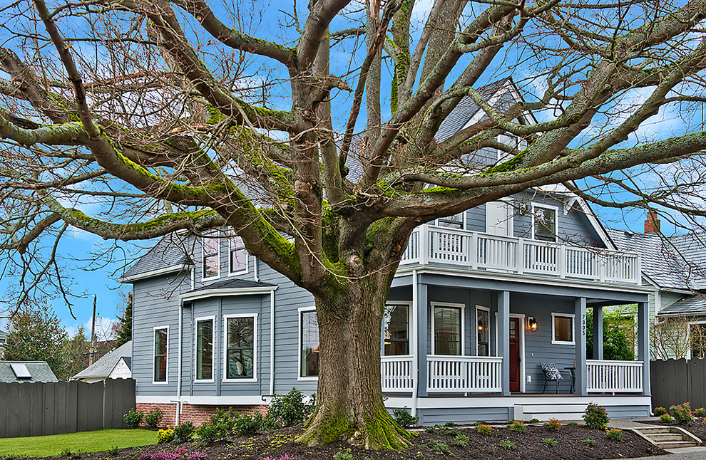 Cette photo montre une façade de maison grise nature en bois de taille moyenne et à un étage.