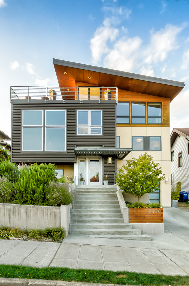 Mittelgroßes, Dreistöckiges Modernes Haus mit Mix-Fassade, beiger Fassadenfarbe und Pultdach in Seattle