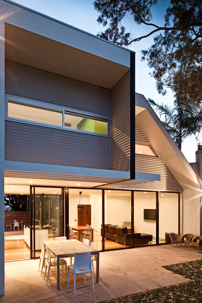 Ispirazione per la facciata di una casa grande grigia contemporanea a due piani con rivestimento in metallo e tetto piano