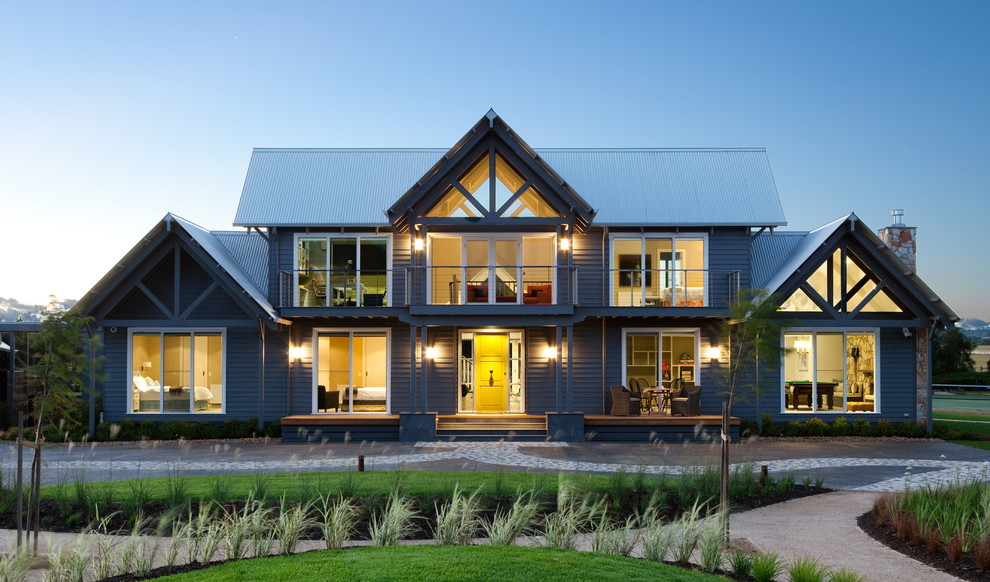 Стильный дизайн: двухэтажный дом в классическом стиле с двускатной крышей - последний тренд