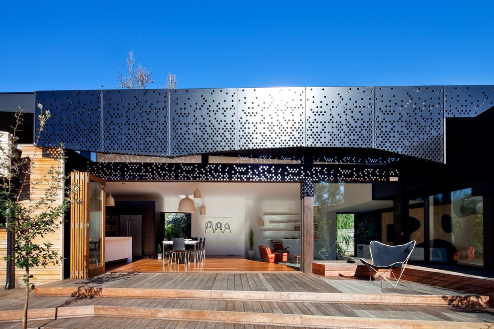 Стильный дизайн: одноэтажный дом в стиле модернизм с комбинированной облицовкой - последний тренд