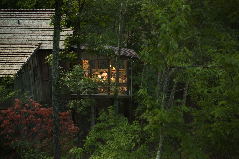 Exemple d'une façade de maison montagne en bois.