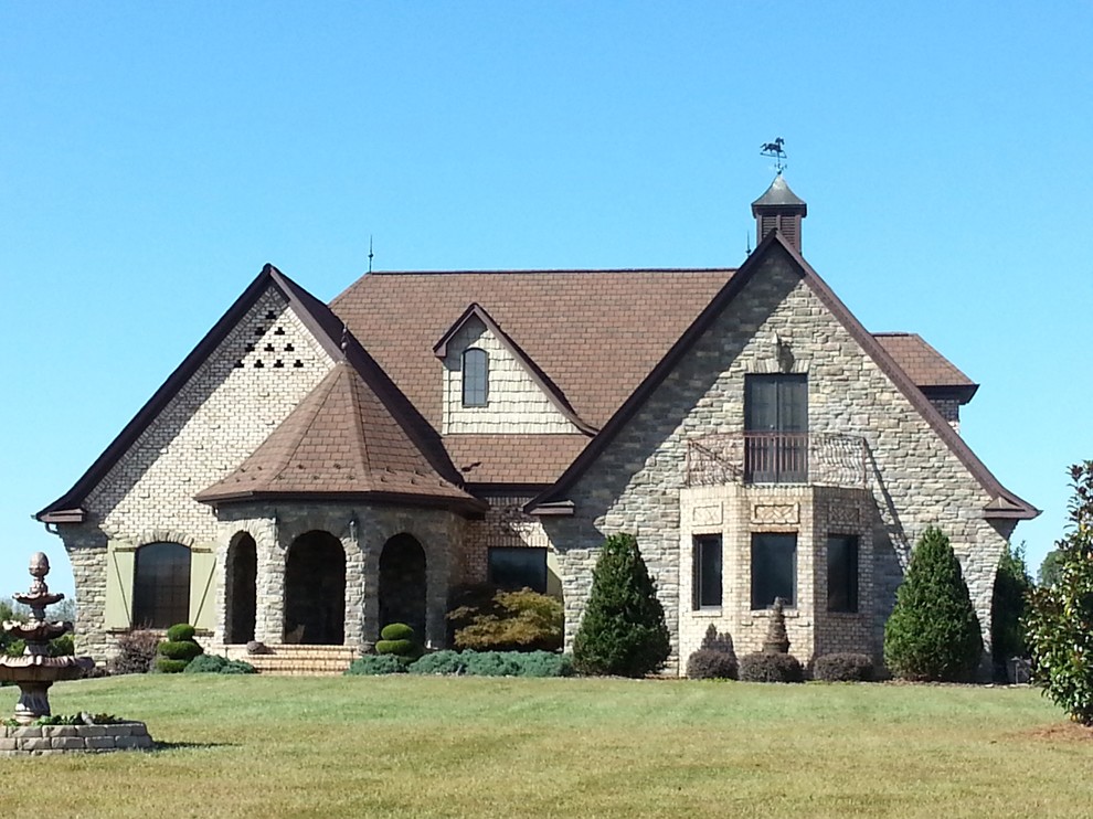 Großes, Dreistöckiges Rustikales Haus mit Steinfassade und brauner Fassadenfarbe in Indianapolis