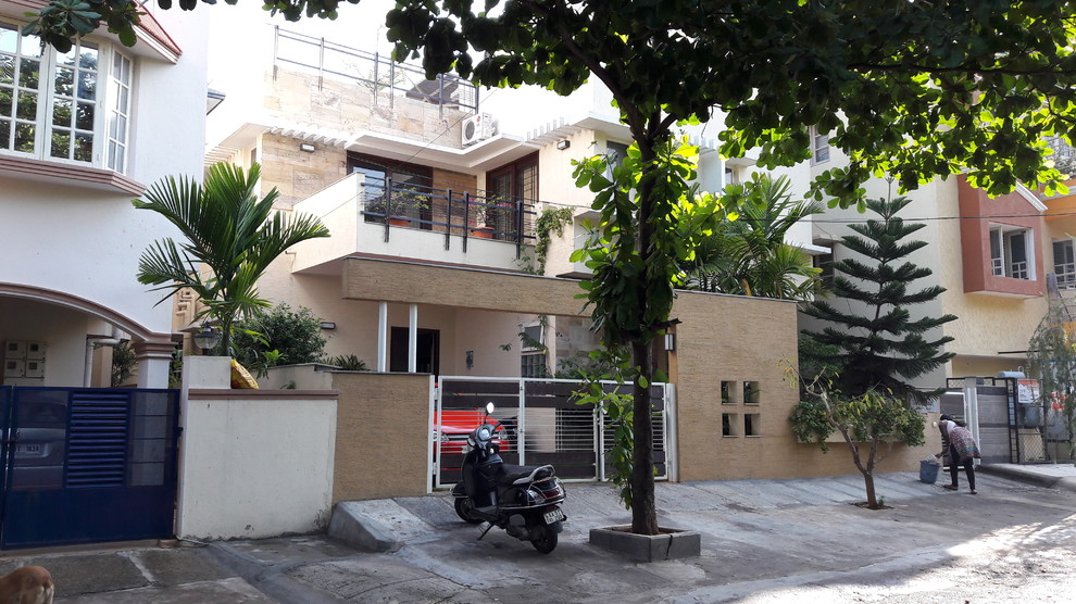 バンガロールにあるコンテンポラリースタイルのおしゃれな家の外観の写真