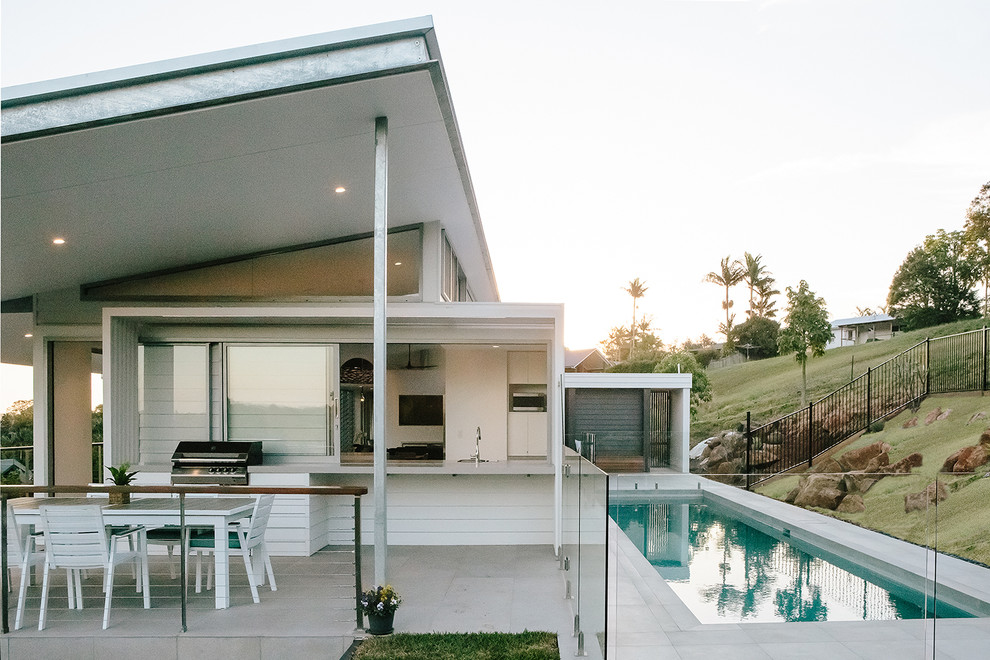 Свежая идея для дизайна: белый, большой, одноэтажный частный загородный дом в стиле модернизм - отличное фото интерьера
