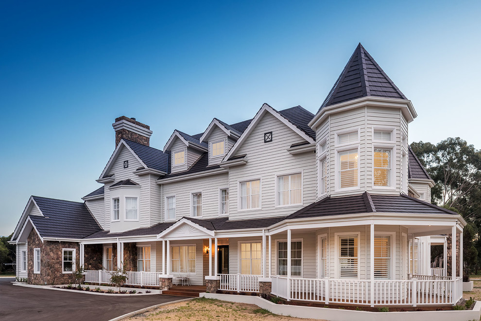 Ispirazione per la villa beige vittoriana a due piani con rivestimento in legno, tetto a padiglione e copertura a scandole