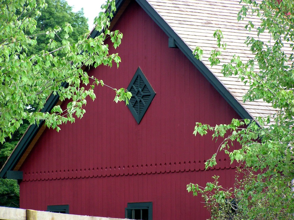 Idee per la facciata di una casa rossa classica a due piani di medie dimensioni con tetto a capanna