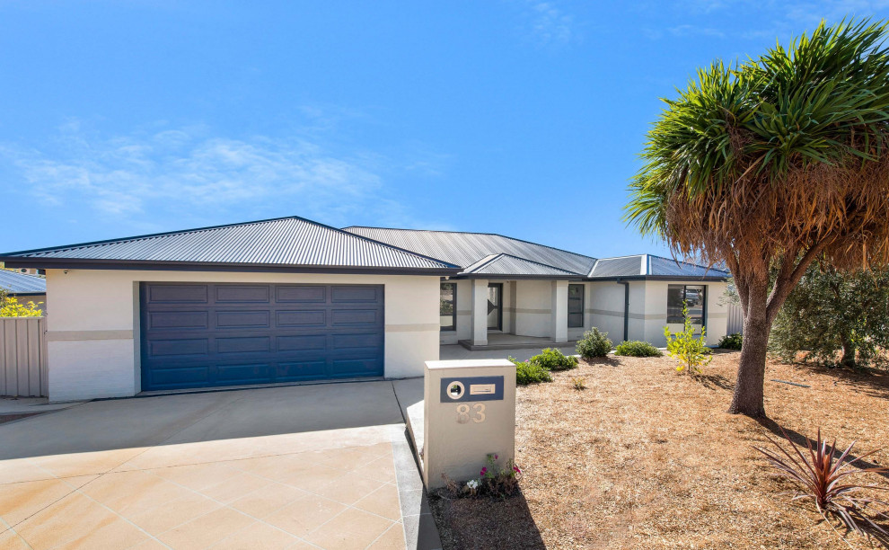 Großes, Zweistöckiges Modernes Einfamilienhaus mit gestrichenen Ziegeln, beiger Fassadenfarbe, Satteldach und Blechdach in Canberra - Queanbeyan