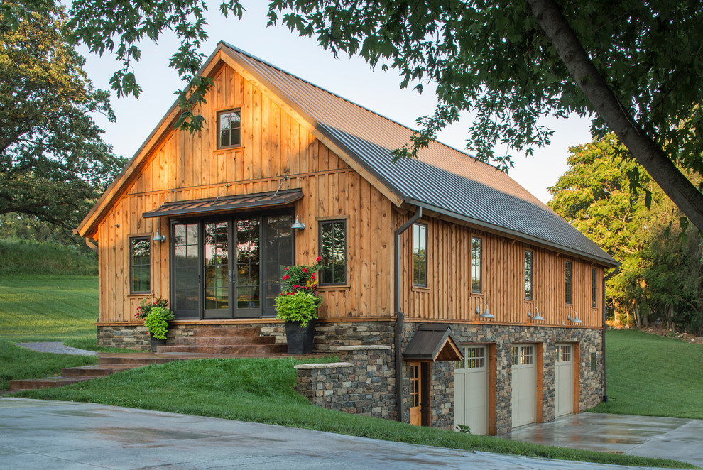 Cette photo montre une façade de maison nature de taille moyenne et à un étage avec un revêtement mixte et un toit à deux pans.