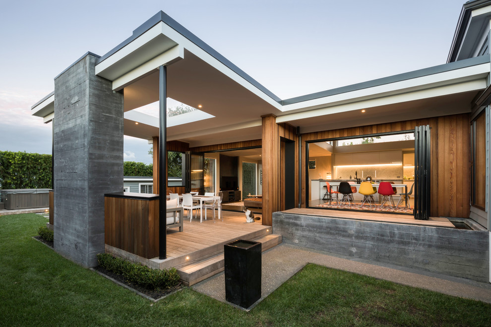 Réalisation d'une façade de maison verte design de taille moyenne et de plain-pied avec un revêtement mixte, un toit à quatre pans et un toit en métal.