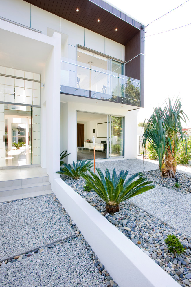 Photo of a white contemporary two floor detached house in Brisbane with a flat roof.