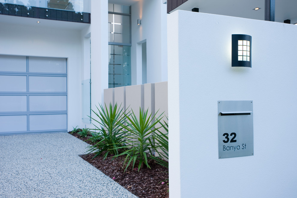 Zweistöckiges Modernes Einfamilienhaus mit weißer Fassadenfarbe und Flachdach in Brisbane