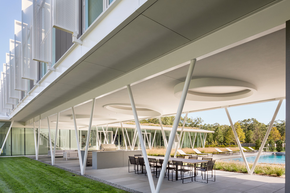 Inspiration pour une grande façade de maison blanche minimaliste en verre à un étage avec un toit plat et un toit végétal.