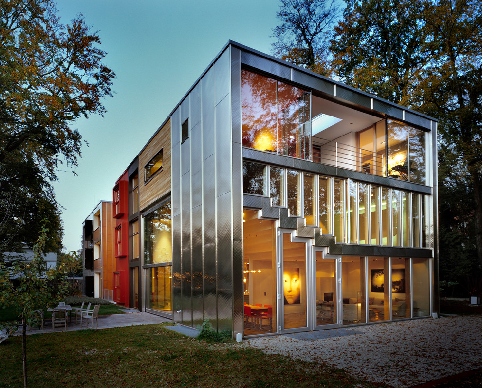 Idee per la facciata di un appartamento contemporaneo con rivestimento in metallo