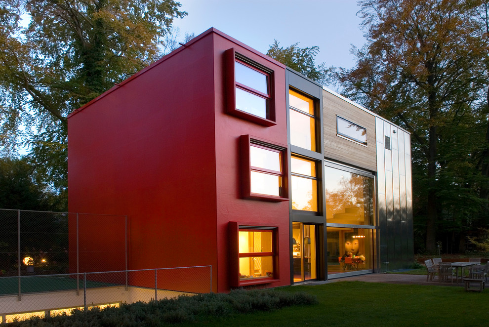 Esempio della facciata di una casa contemporanea con rivestimento in metallo