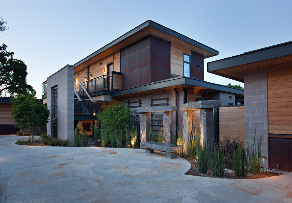 Geräumiges Modernes Haus mit Mix-Fassade und brauner Fassadenfarbe in San Francisco