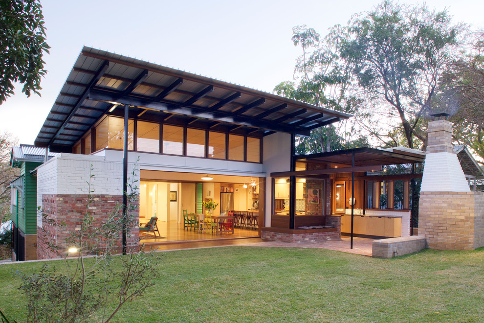 Medium sized and green contemporary bungalow brick house exterior in Brisbane.