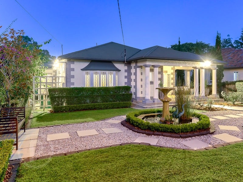 Großes, Zweistöckiges Klassisches Haus mit grauer Fassadenfarbe in Brisbane