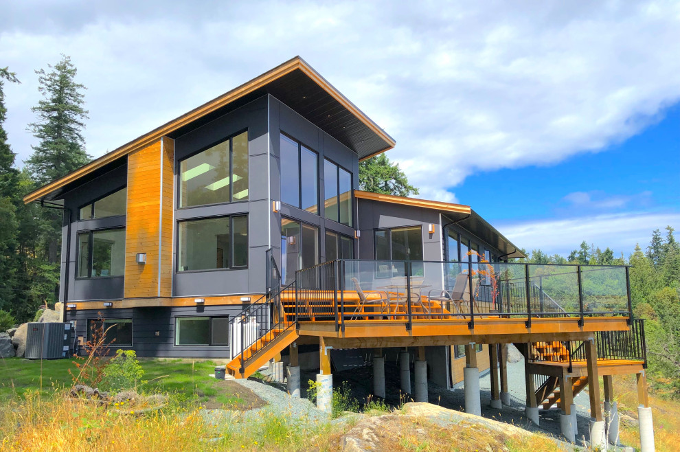 Großes, Zweistöckiges Modernes Einfamilienhaus mit Mix-Fassade, bunter Fassadenfarbe, Pultdach und Blechdach in Vancouver