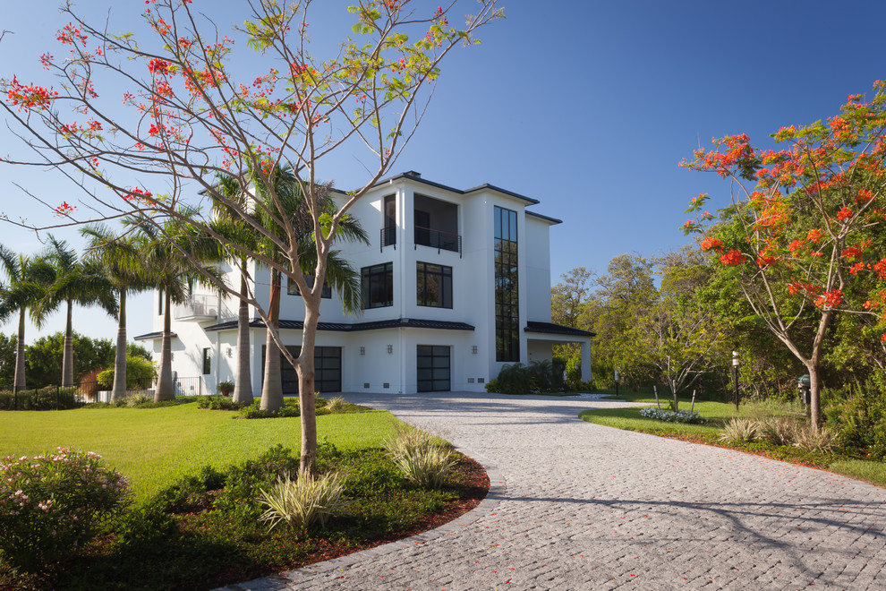 Contemporary three-story exterior home idea in Miami