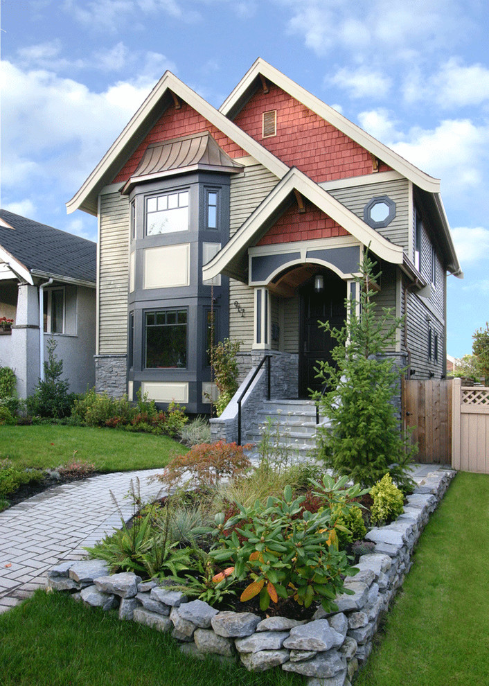 На фото: двухэтажный, серый частный загородный дом среднего размера в современном стиле с облицовкой из металла, двускатной крышей и крышей из гибкой черепицы с