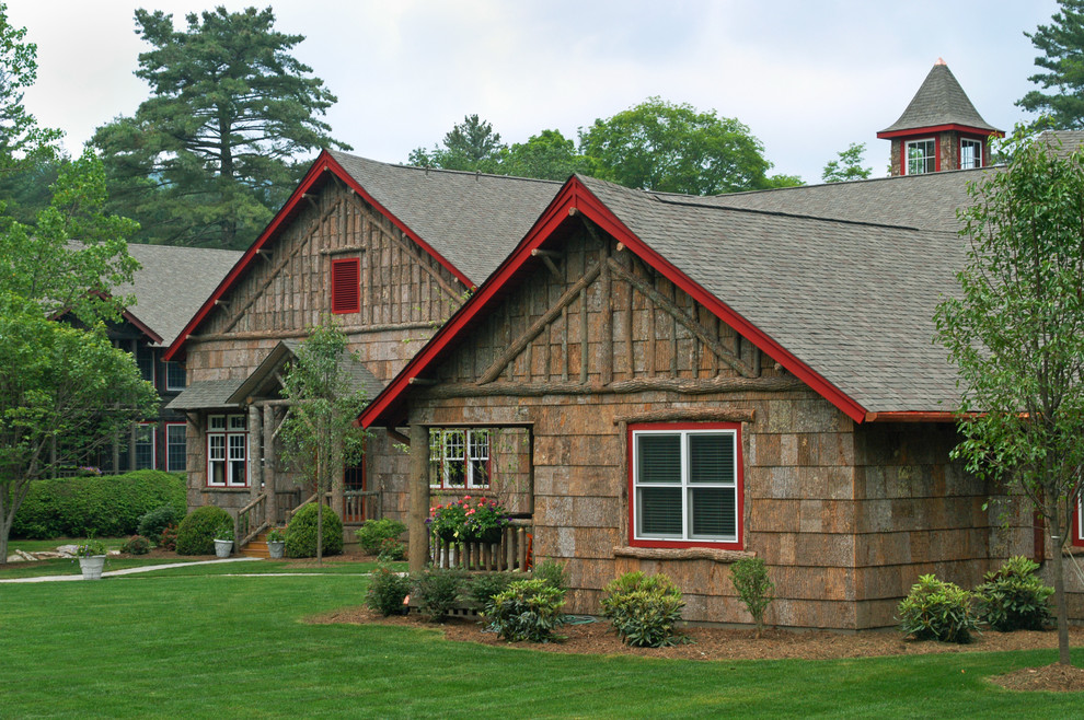 Foto de fachada rural de dos plantas con revestimiento de madera