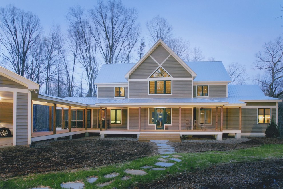 Cette image montre une façade de maison grise chalet en bois de taille moyenne et à un étage.