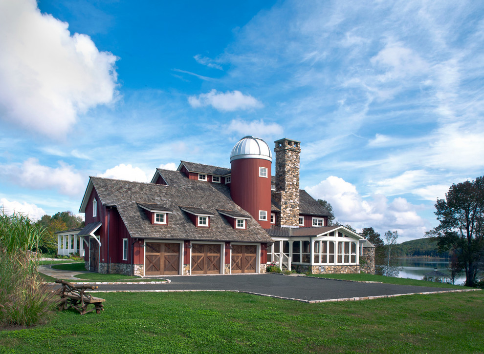 Cette photo montre une très grande façade de grange rénovée rouge nature en bois à deux étages et plus avec un toit à deux pans.