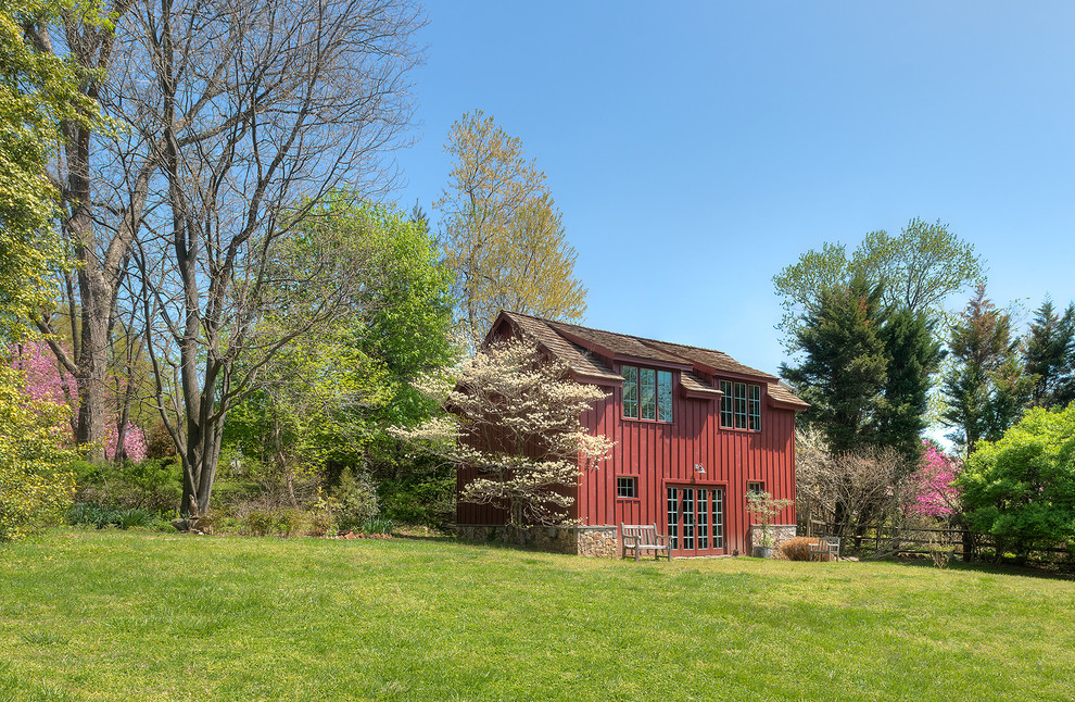 Стильный дизайн: маленький, двухэтажный, красный частный загородный дом в стиле кантри с облицовкой из металла, двускатной крышей и крышей из гибкой черепицы для на участке и в саду - последний тренд