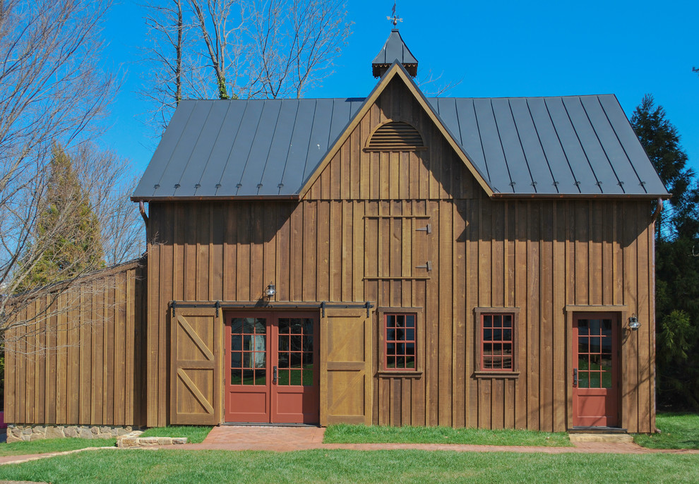Diseño de fachada de casa marrón de estilo de casa de campo de tamaño medio de una planta con revestimiento de madera, tejado a dos aguas y tejado de metal