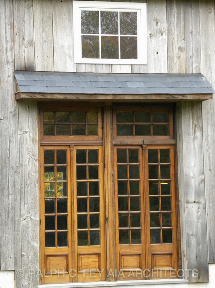 Modelo de fachada rural de tamaño medio con revestimiento de madera y tejado de un solo tendido