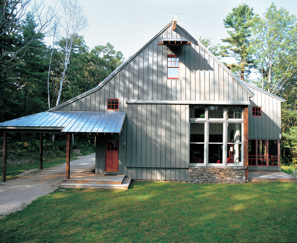 Diseño de fachada gris de estilo de casa de campo de dos plantas con revestimiento de madera