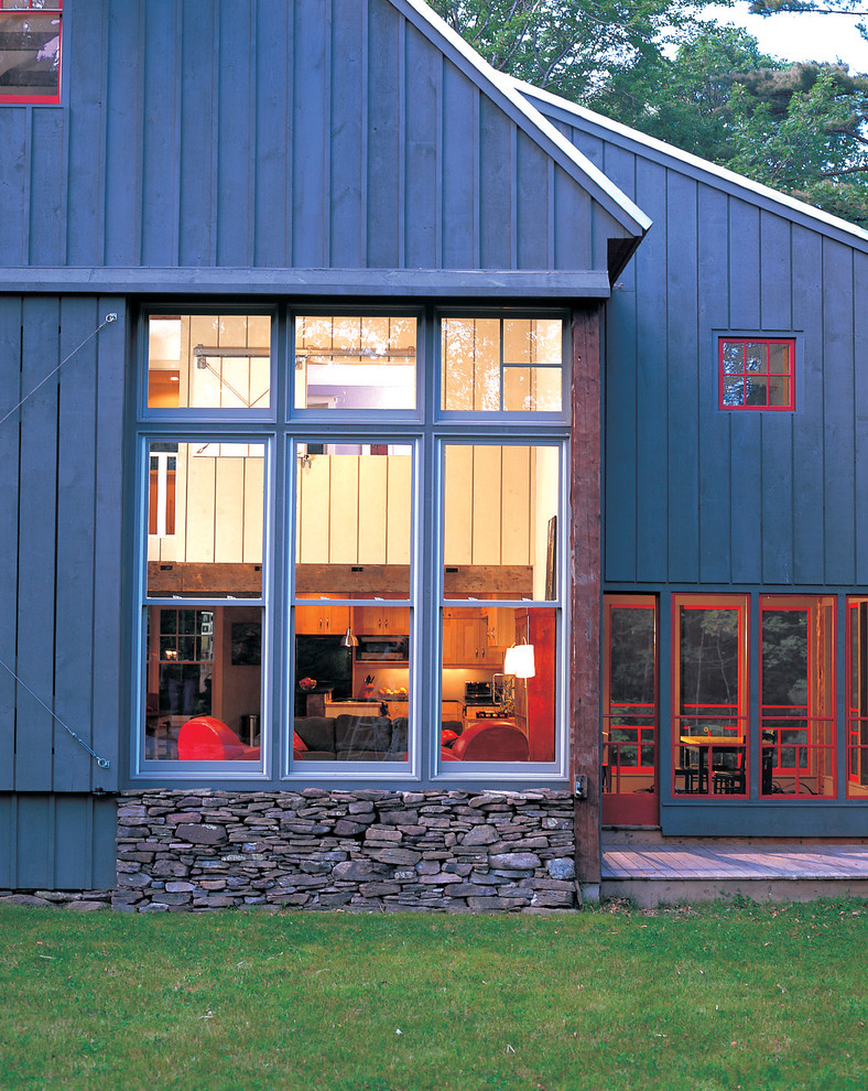 Idee per la facciata di una casa grigia country a due piani con rivestimento in legno